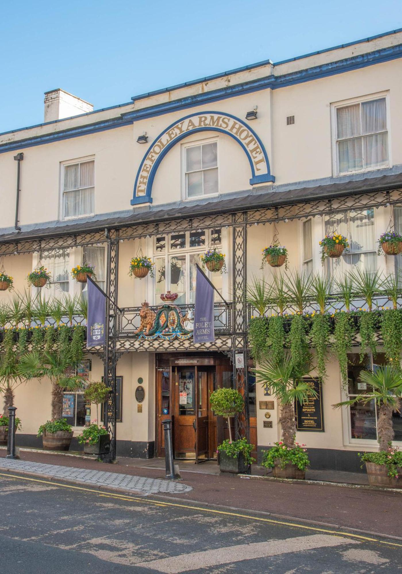 The Foley Arms Hotel Wetherspoon Great Malvern Exterior photo